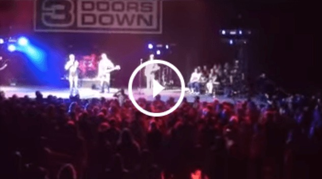 Un chanteur fait sortir un spectateur violent avec une femme  en plein concert !