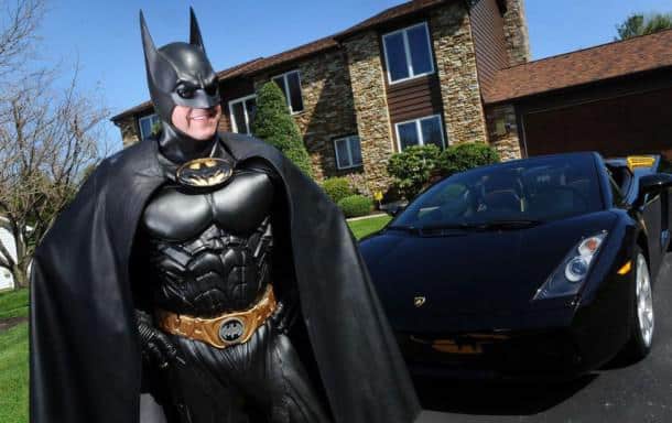Batman renvers&eacute; en r&eacute;parant sa Batmobile...
