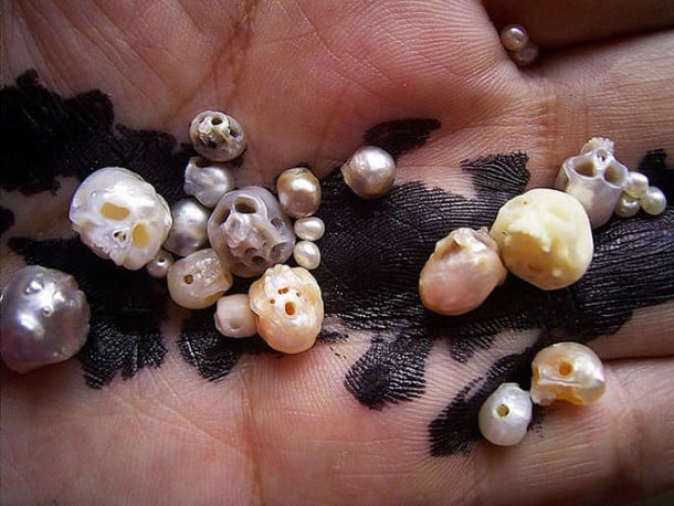 Il se livre à un travail
incroyablement minutieux pour réussir ces perles sculptées en forme de crâne !