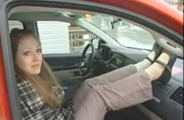 Voil&agrave; pourquoi vous ne devez jamais mettre les pieds sur le tableau de bord en voiture...une histoire qui fait vraiment
r&eacute;fl&eacute;chir...