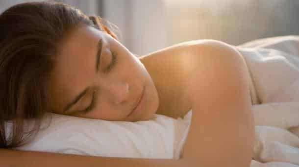 Est-ce que comme les hommes, les femmes peuvent être excitées durant leur sommeil ?