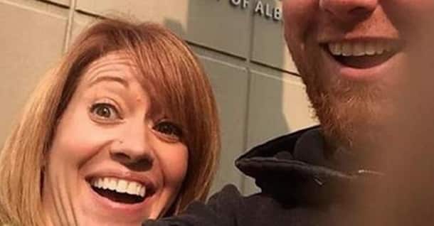 En sortant du tribunal après leur divorce, ils ont pris ce selfie ensemble en souriant ! Voilà pourquoi tous les parents qui
divorcent devraient prendre exemple sur eux !