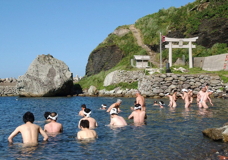 Une petite île interdite aux femmes au Japon et autorisée aux hommes nus