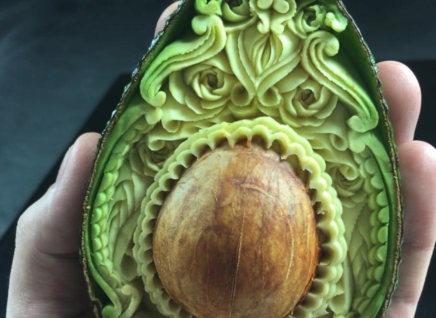 Gravure sur fruits un artiste s’est amusé à graver la chair d'un