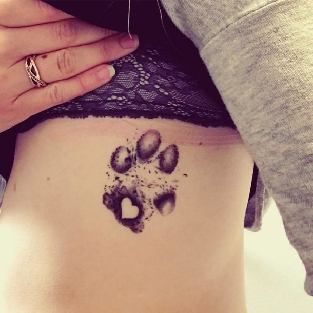 Des tatouages inspirés des et des pattes de vos chiens, une