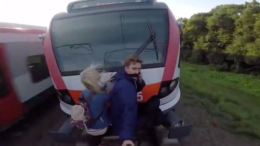 Train surfing Agrippés au parebrise arrière d’un train en marche, ce