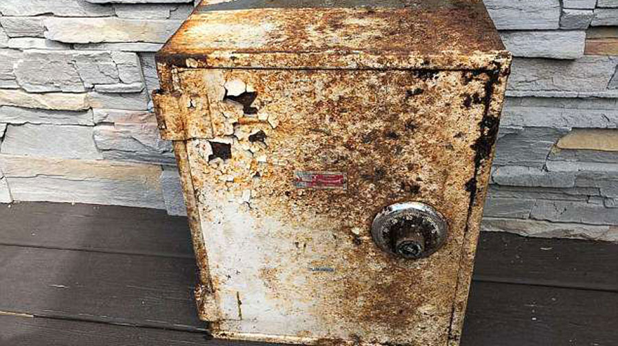 Un Couple Trouve Un Vieux Coffre Fort Plein De Tresors Au Fond De Leur Jardin Regardez Ce Qu Ils Vont En Faire