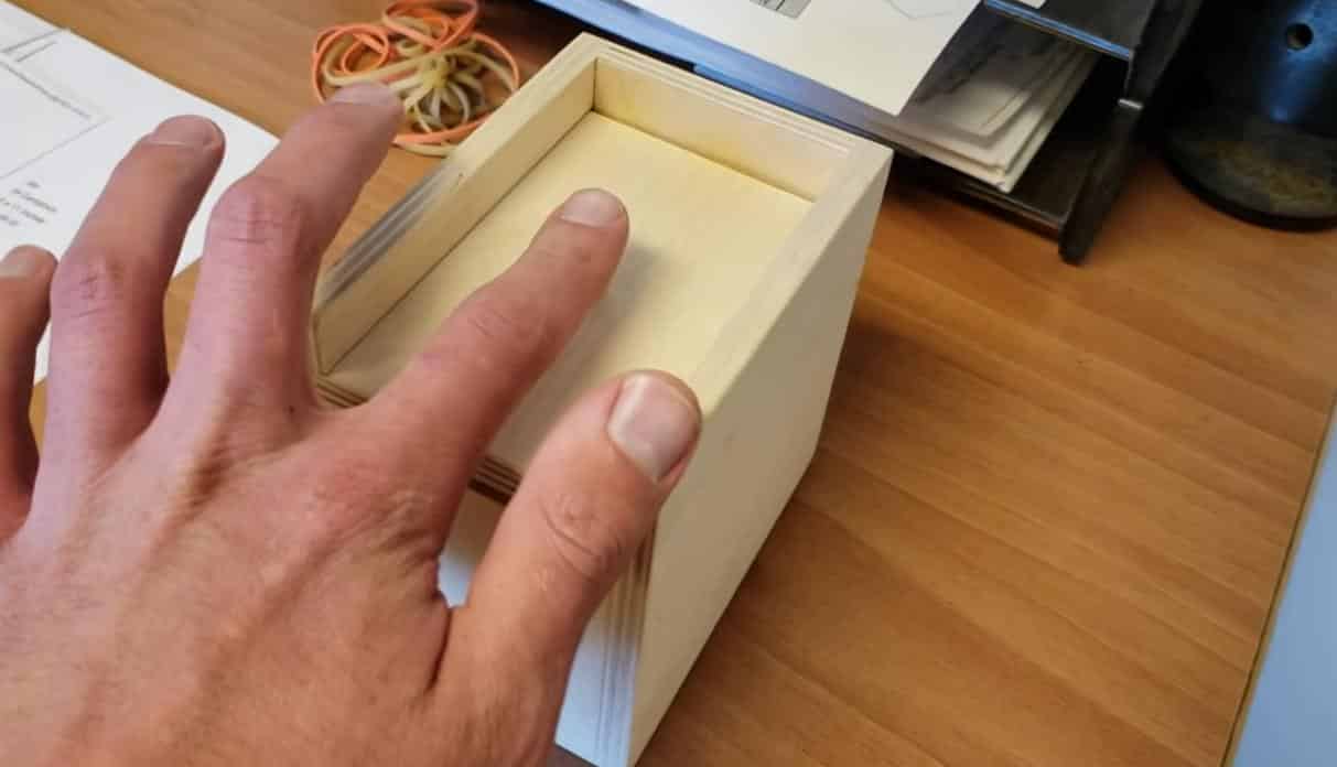 La Blague De La Boite En Bois Surprise Mais Qu Est Ce Qui Se Cache A L Interieur Video