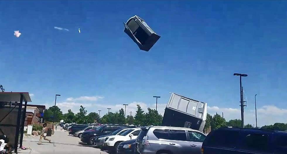 RÃ©sultat de recherche d'images pour "humour voiture volante tornade"