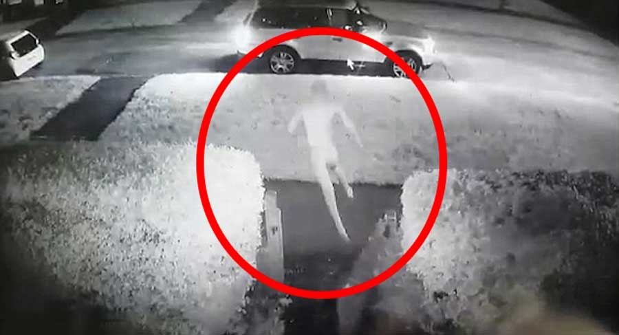 Un homme tout nu pourchasse un voleur qui tentait de dérober le SUV de