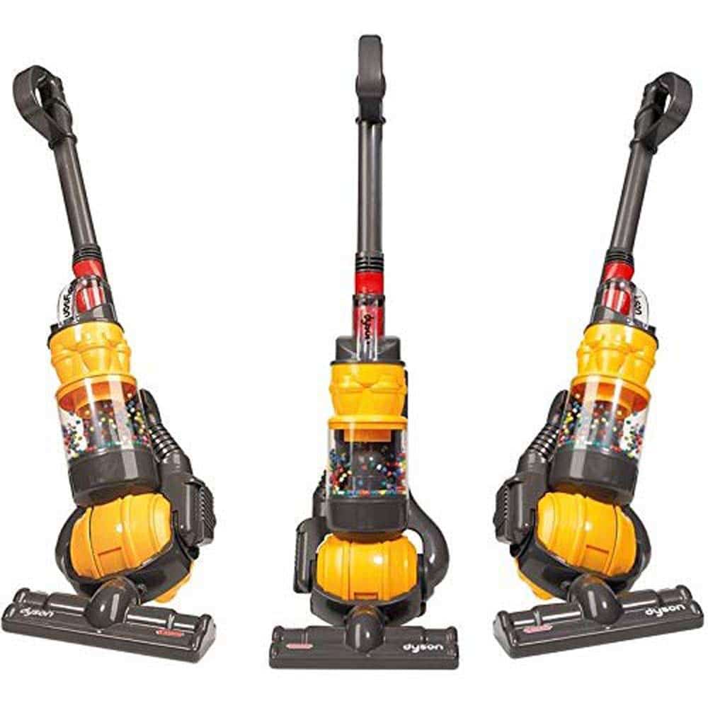 Cet aspirateur jouet Dyson épate les parents car il nettoie le sol pour