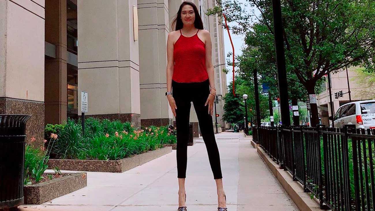 Un mannequin mongol de 208 cm affiche ses jambes vertigineuses