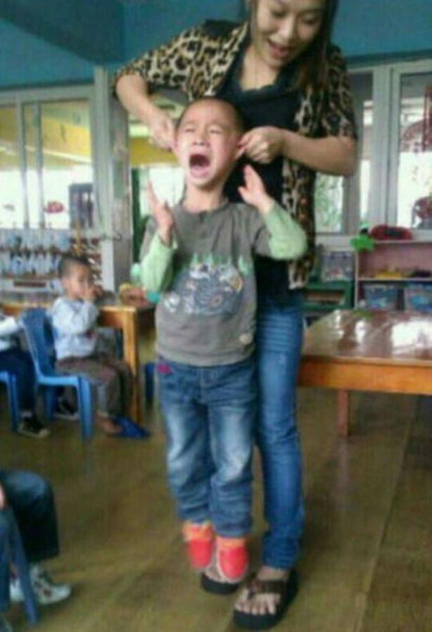 l-enseignante-souleve-son-eleve-par-les-oreilles