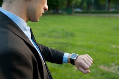 14390593-l-39-homme-a-regarder-l-39-heure-dans-le-parc