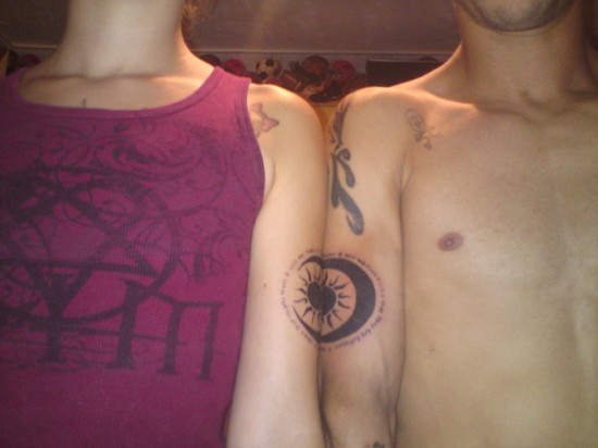 lune-et-soleil-tatouages-de-couple-550x412