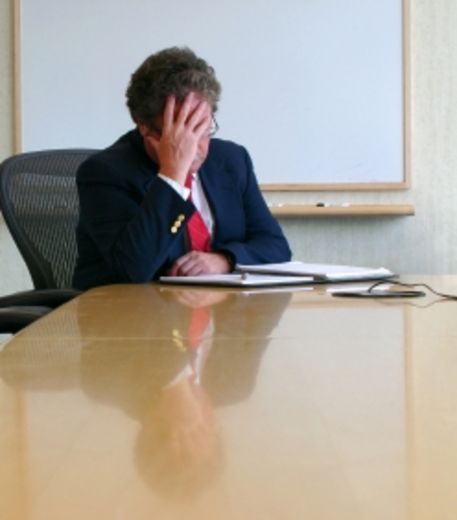 reprimande-par-son-superieur-a-cause-de-ses-flatulences-abusives-au-bureau_111966_w460