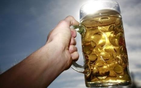 7632553475_un-homme-brandit-une-chope-d-un-litre-de-biere-a-munich-le-30-mars-2008