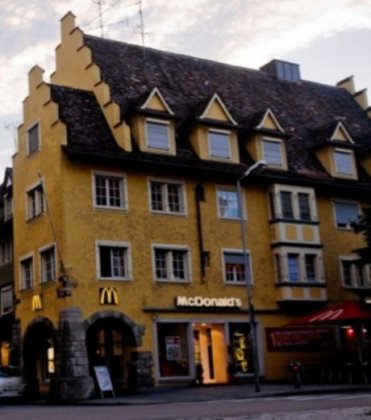 ce-mcdonald-s-se-fond-dans-le-paysage-local-a-lindau-en-allemagne_112143_w460