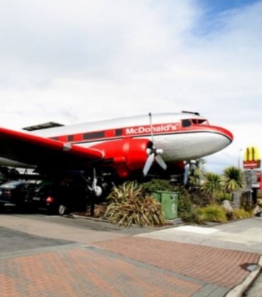 ce-restaurant-mcdonald-s-de-taupo-en-nouvelle-zelande-est-carrement-situe-dans-un-avion_112149_w460