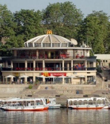 ce-restaurant-mcdonald-s-est-situe-sur-les-rives-du-nil-a-aswan-en-egypte_112156_w460