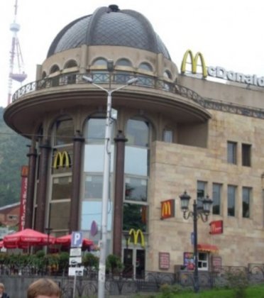 ce-restaurant-mcdonald-s-possede-un-magnifique-dome-a-tbilisi-en-georgie_112145_w460