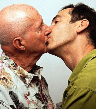 deux-homme-en-train-de-s-embrasser-un-cliche-censure-par-facebook_112187_w460