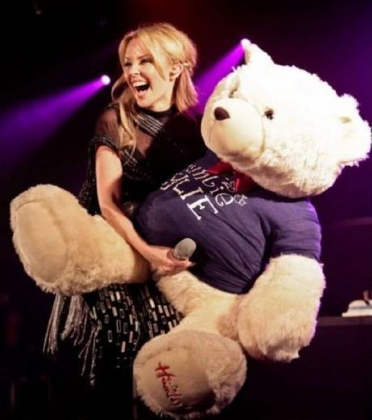 kylie-minogue-mettant-son-micro-dans-l-entrejambe-d-un-ours-en-peluche_112194_w460