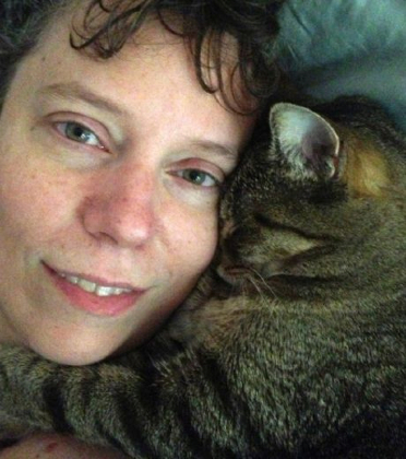 la-photo-d-une-femme-faisant-un-calin-a-son-chat-censuree-par-facebook_112189_w460