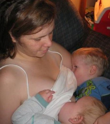 une-femme-allaitant-ces-deux-jeunes-enfants-censuree-par-facebook_112184_w460