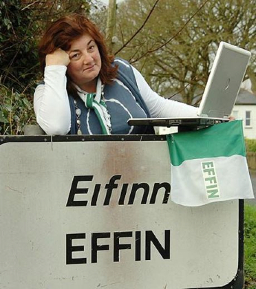 une-femme-posant-devant-le-panneau-de-la-ville-irlandaise-de-effin-censuree-par-facebook_112193_w460