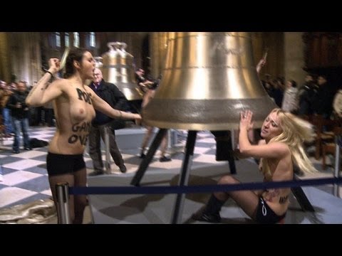 Les Femen fêtent le départ du pape seins nus dans le nef de Notre Dame de Paris !