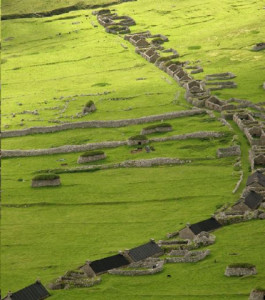 ce-village-est-certainement-le-plus-original-qui-soit-situe-en-ecosse-the-village-street-se-presente-sous-forme-d-habitations-alignees_120268_w460