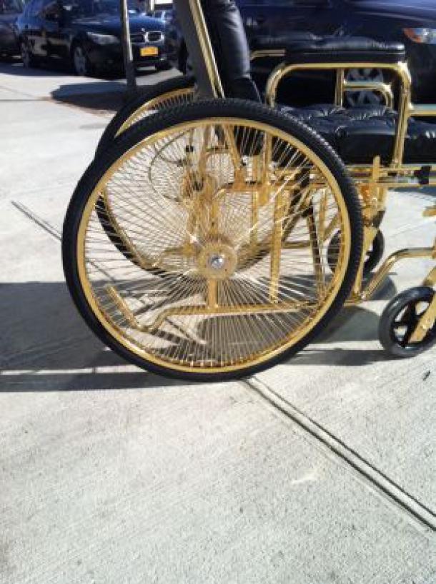 un-fauteuil-roulant-en-or