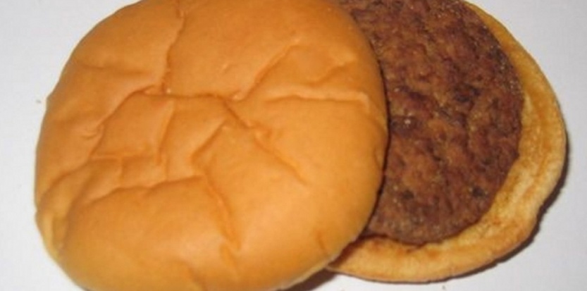 5703946-un-hamburger-toujours-intact-14-ans-apres-sa-fabrication