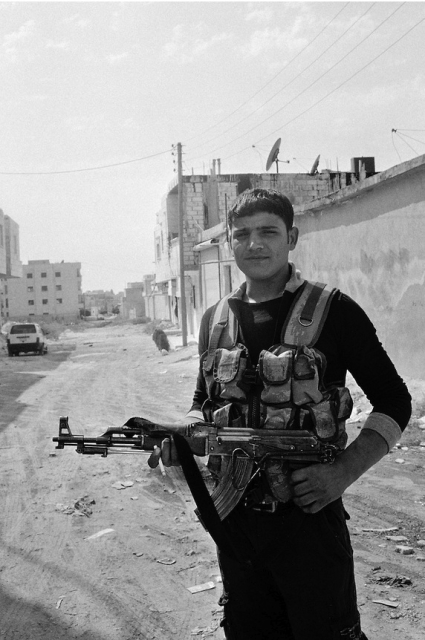 Un jeune rebelle dans la ville d'Azzaz libérées. Crédit : François Razon