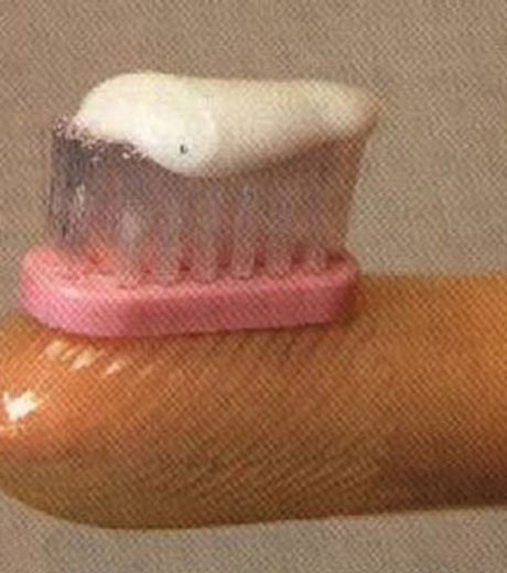 la-brosse-a-dents-a-doigt-pour-se-laver-les-dents-avec-le-doigt_124300_w460