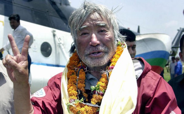 Yuichiro Miura jeudi, après avoir battu le record mondial à 80 ans. Crédit : © Getty - Handbag : Devendra M Singh:AFP