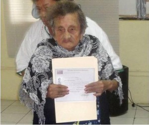Manuela-Hernández-a-los-100-años-terminó-la-primaria-Foto-Cba24N