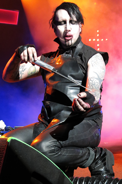 Marilyn-Manson-mime-une-scarification-avec-un-couteau-de-cuisine-sur-scene-a-Los-Angeles-le-6-juin-2013_exact810x609_p