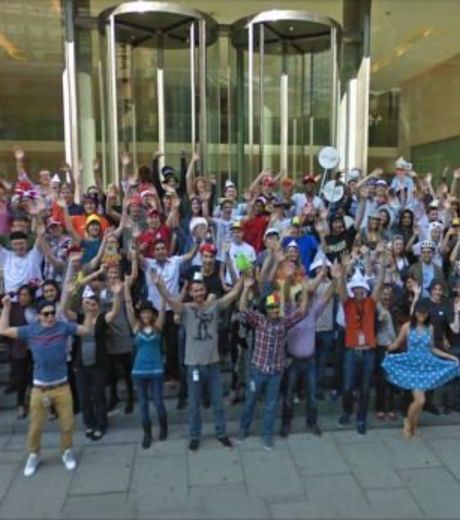 ces-personnes-se-sont-reunies-pour-celebrer-et-saluer-le-passage-de-la-voiture-google-street-view_119200_w460