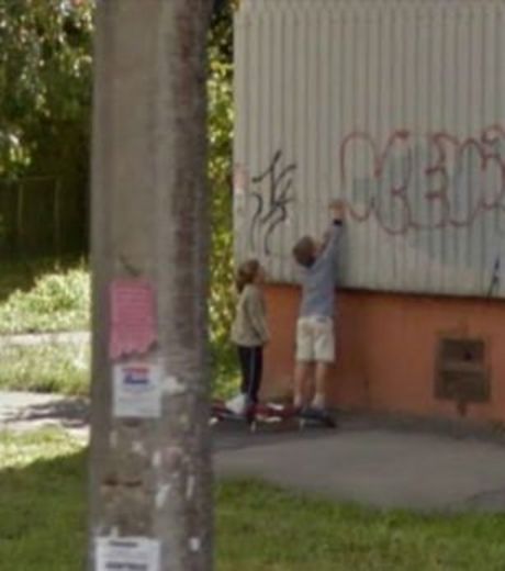 cet-enfant-a-ete-pris-en-train-de-tagguer-un-mur-lors-du-passage-de-la-voiture-de-google-street-view_119212_w460