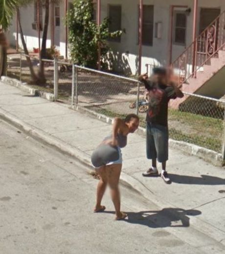 cette-femme-montre-ses-fesses-lors-du-passage-de-la-voiture-de-google-street-view_119196_w460