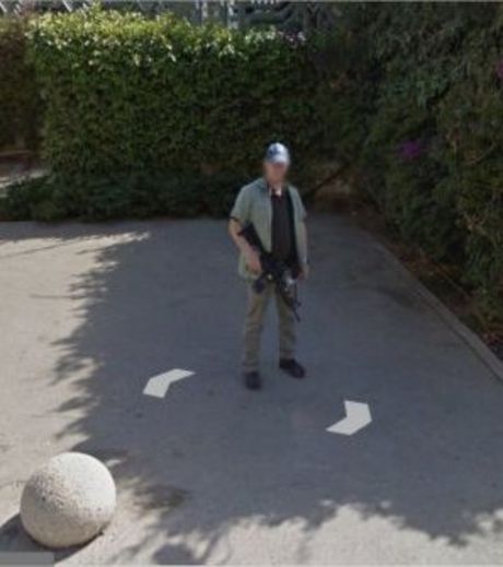 cette-image-de-google-street-view-nous-montre-un-homme-muni-d-un-fusil-en-pleine-rue_119198_w460