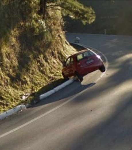 cette-image-de-google-street-view-nous-montre-une-voiture-qui-a-mal-gerer-le-virage_119216_w460