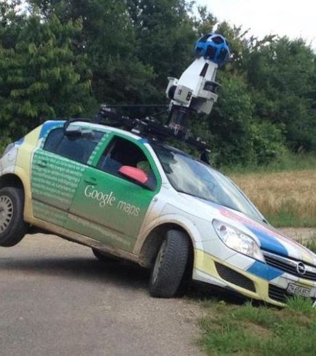 le-conducteur-de-cette-voiture-google-street-view-n-avait-certainement-pas-vu-le-fosse_119203_w460