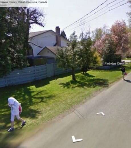 lors-du-passage-de-la-voiture-de-google-maps-ces-deux-adolescentes-se-cachent-le-visage-pour-pas-qu-on-les-reconnaisse-sur-google-street-view_119205_w460
