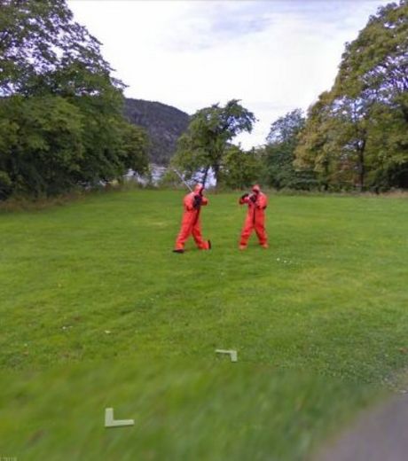 lors-du-passage-de-la-voiture-google-street-view-on-peut-voir-ces-deux-hommes-en-orange-se-battre_119208_w460