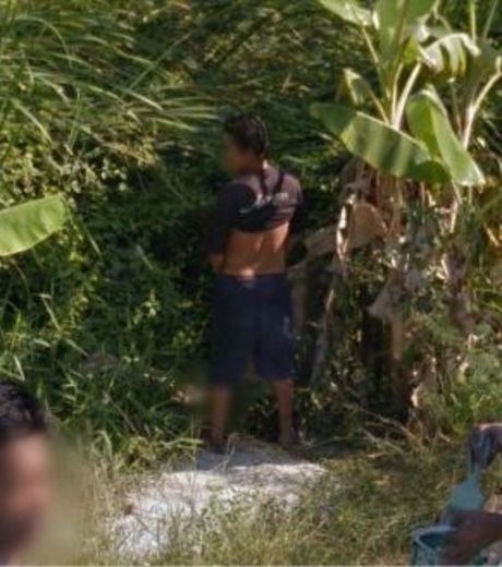 lors-du-passage-du-vehicule-de-google-street-view-cet-homme-a-ete-pris-en-photo-en-train-d-uriner_119202_w460