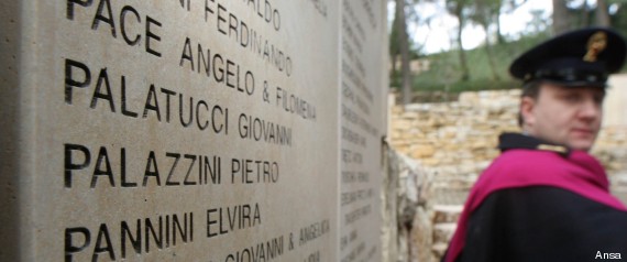 Le ministre de l'Intérieur Giuseppe Pisanu (g) et le commissaire Giovanni De Gennaro pointent le nom de Giovanni Palatucci sur le mur d'honneur des Justes le 10 février 2005 (Gali Tibbon)