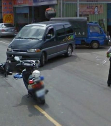 un-carambolage-entre-une-camionnette-et-un-vehicule-deux-roues-a-ete-immortalise-en-photo-par-le-vehicule-de-google-street-view_119218_w460